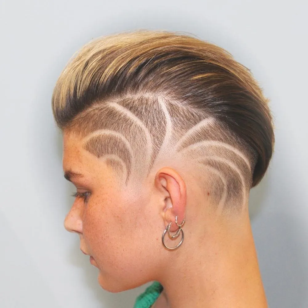 Trendy radiell design på slicked back undercut for kort hår' title=