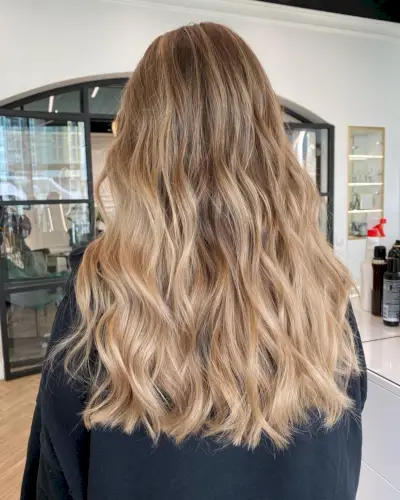 Wavy perm with balayage