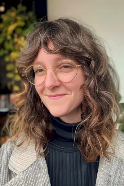 Woman with Medium Wavy Shaggy Hair and Face-Framing Highlights