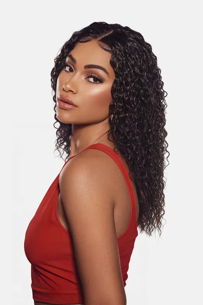 Capelli ricci cuciti bagnati e ondulati con riccioli definiti' title=