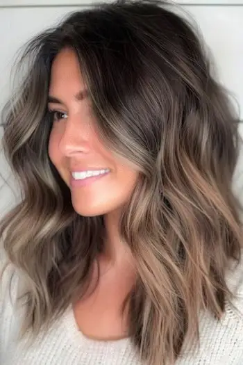 Ash Brown Balayage Waves תסרוקת באורך בינוני.