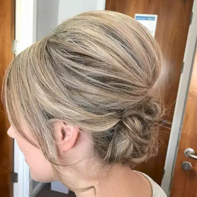 Timeless and Elegant Short Wedding Hairstyle with Blonde Undertones