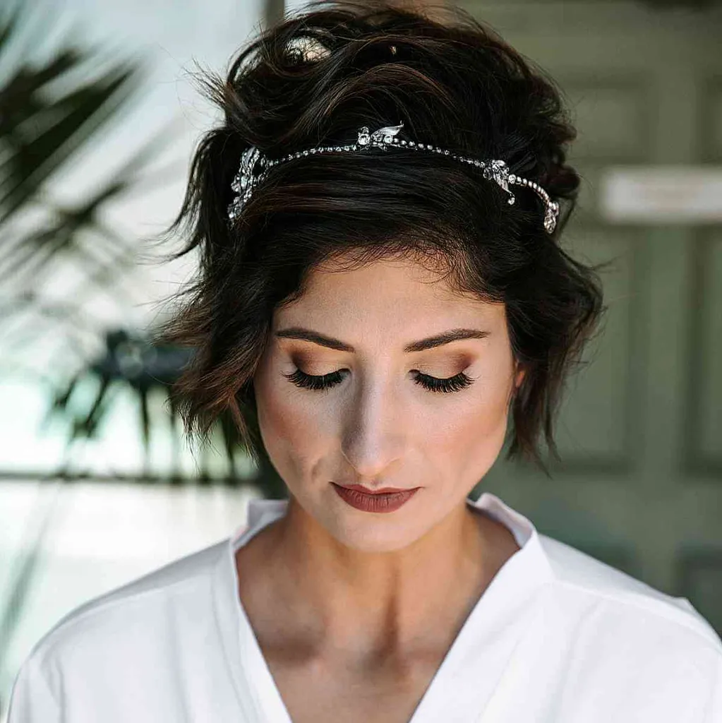 Updo corto y sencillo con accesorios de boda' title=