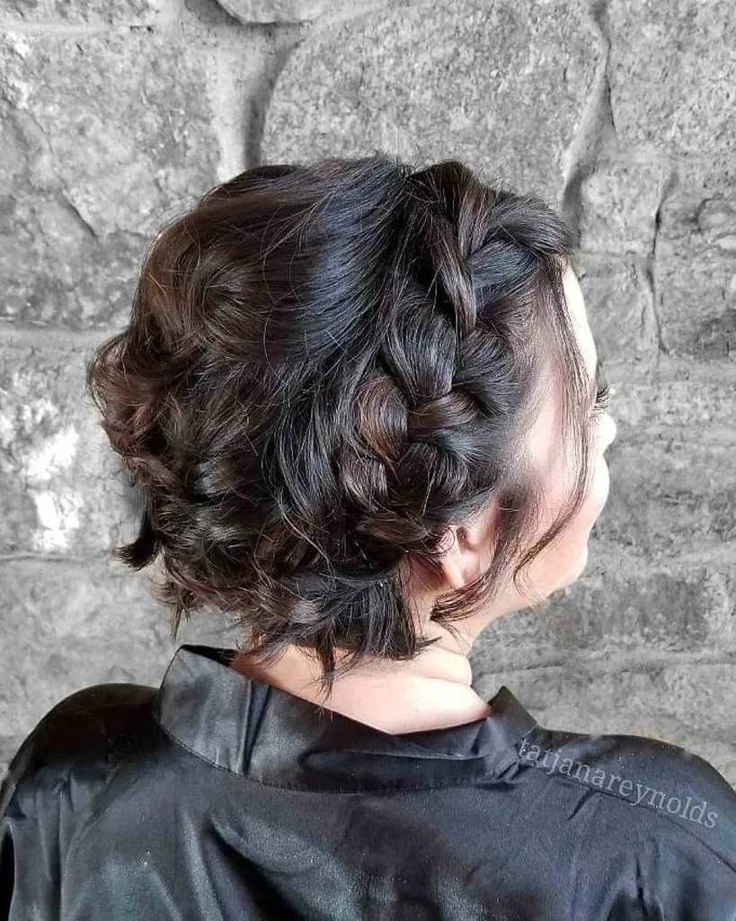 Trenzas holandesas cortas y elegantes para boda' title=