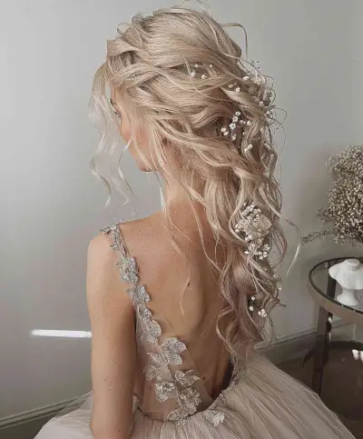 Elegant Long Champagne Blonde Hairstyle with Accents