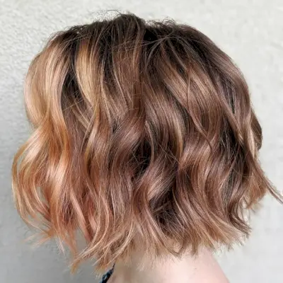 Textured wavy hairstyle for bridesmaid with short hair