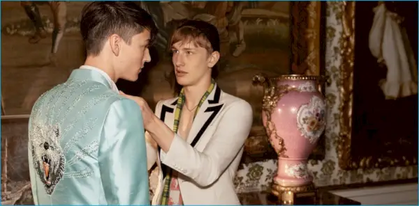 Nick Fortna et Conner Rowson ajustent leurs costumes en stars de Gucci