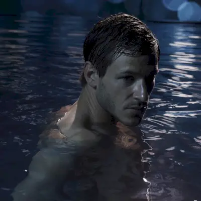 Den franske skuespilleren Gaspard Ulliel står foran Bleu de Chanel-duftkampanjen.