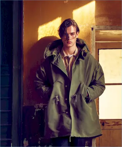 モデルのジェゴール・ヴェネッドはマンゴーマンのオーバーサイズパーカーを着用