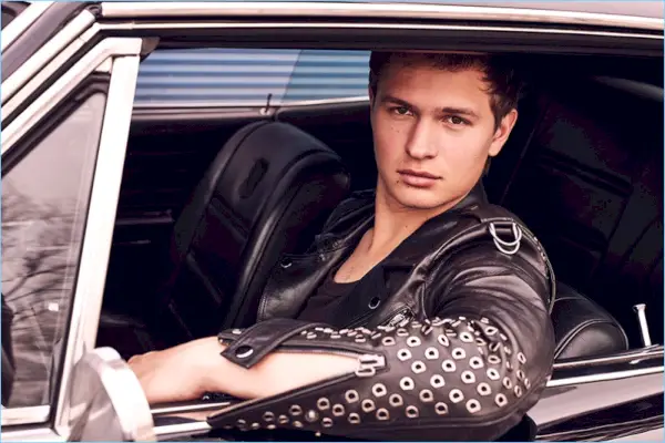 俳優のアンセル エルゴートは、Brandon Sun の XB OFCL のレザー バイカー ジャケットを着用しています。