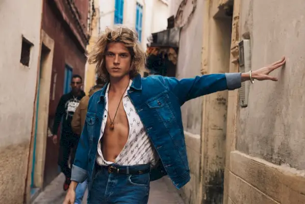 Apsivilkęs džinsą, Biel Juste dėvi Reserved.