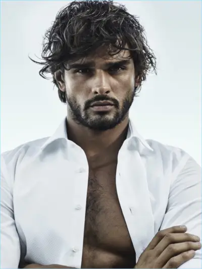 Marlon Teixeira encabeza la campaña de la fragancia Jimmy Choo Man Ice.