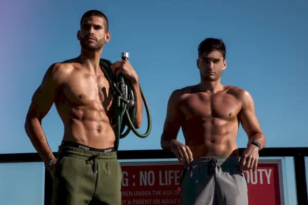 Diventando sportivi, Landon e Charlie indossano 2(X)IST.