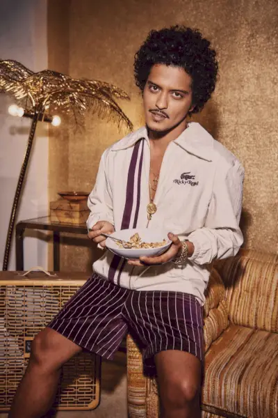 Mit seinem Retro-Charme ist Bruno Mars der Star der Kampagne für seine Lacoste Ricky Regal-Kollektion.