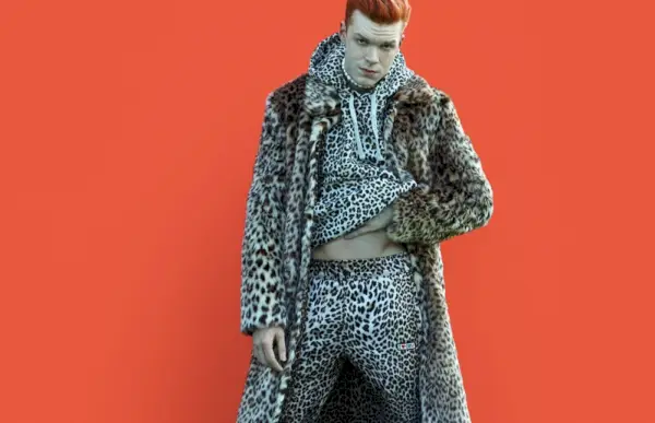 Skådespelaren Cameron Monaghan frontar Giambattista Valli x H&M-kampanjen.