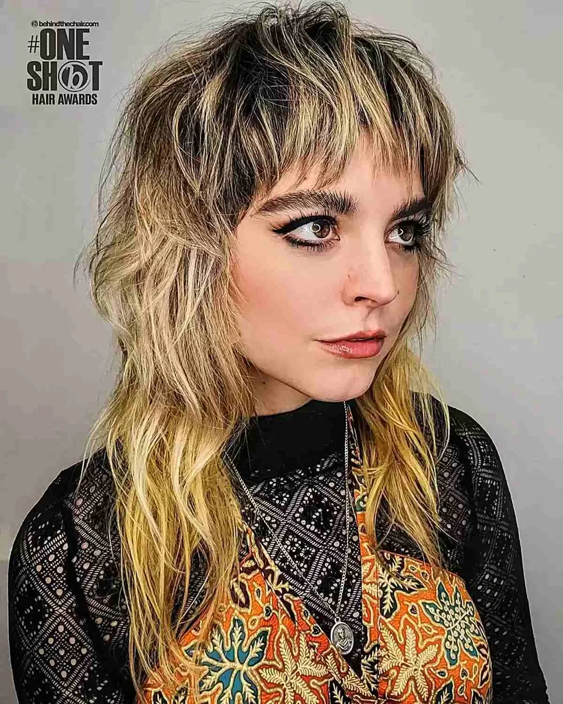 根付いたブロンドの乱雑なウルフ シャグ' title=