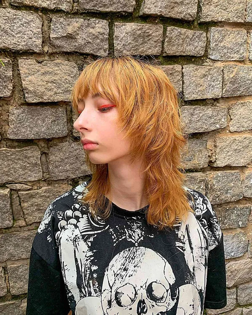 シャギーボラウルフカットヘアの自然な質感' title=