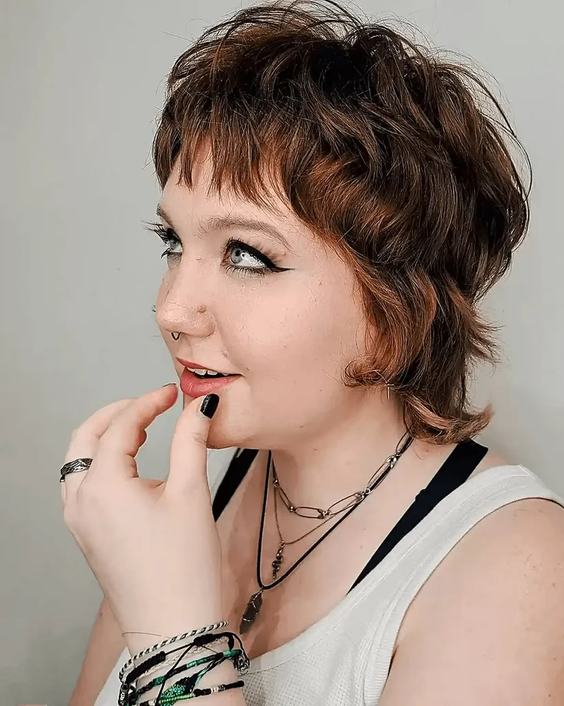 ショートレイヤーと前髪のあるミニウルフカットボラ' title=