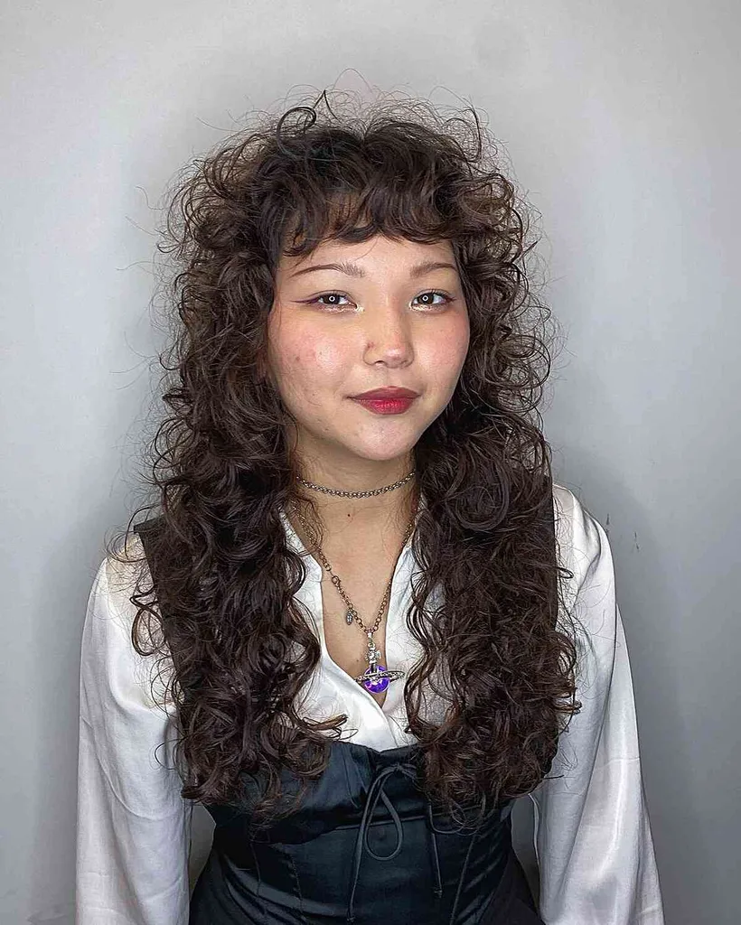 質感のあるカールを施したロングレイヤードウルフカット' title=