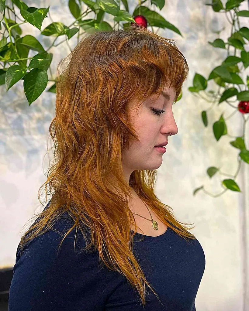 ウェーブのかかった前髪のあるミディアムレングスのウルフカット シュレット' title=