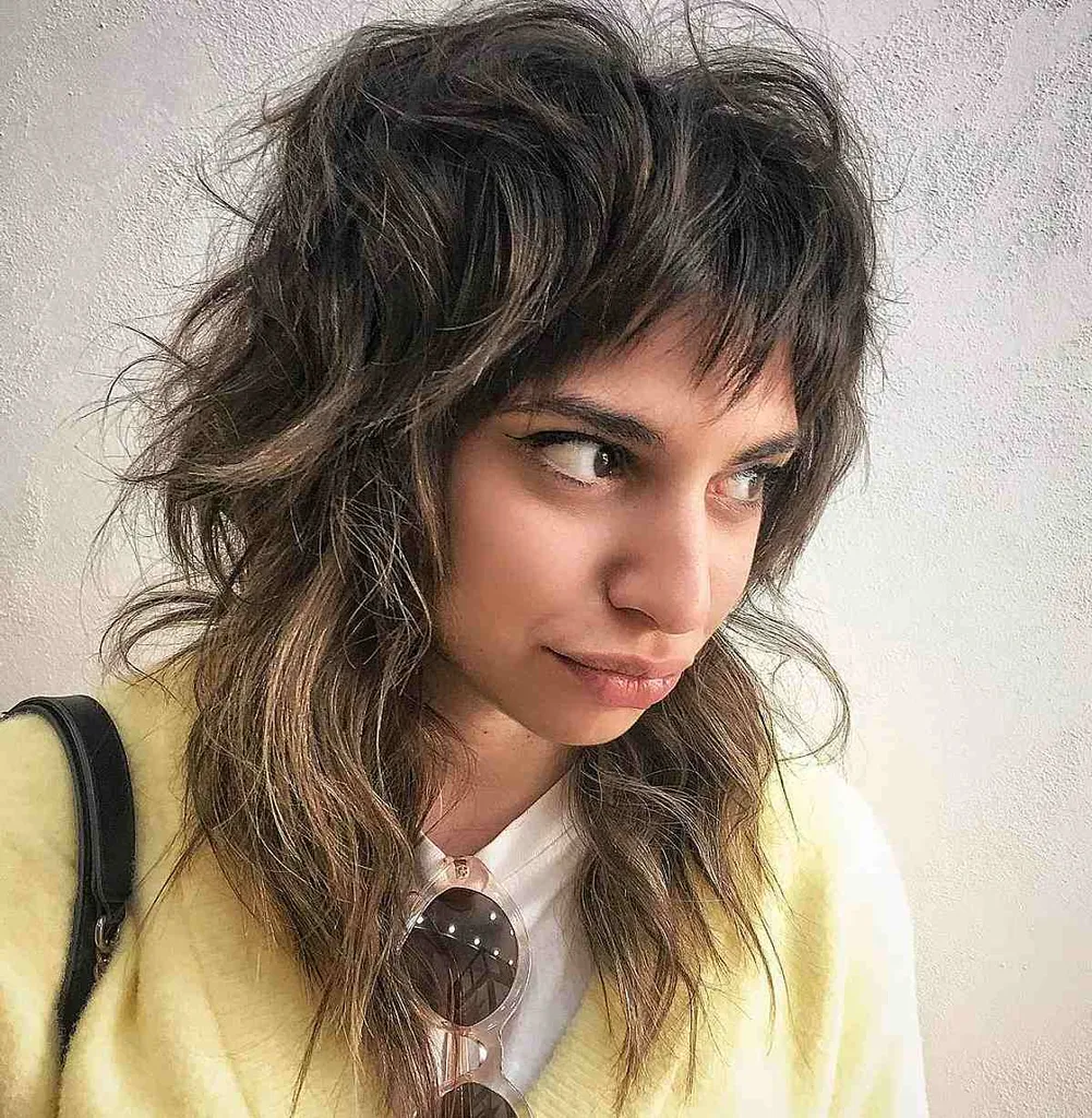 ハイライト付きミディアムテクスチャウルフヘアカット' title=