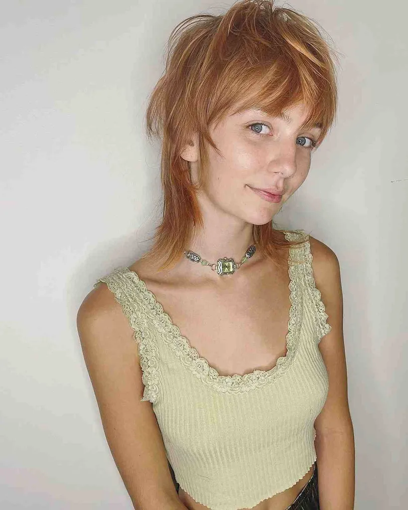 クラウンレイヤーを備えたウルフスタイルのショートカット' title=