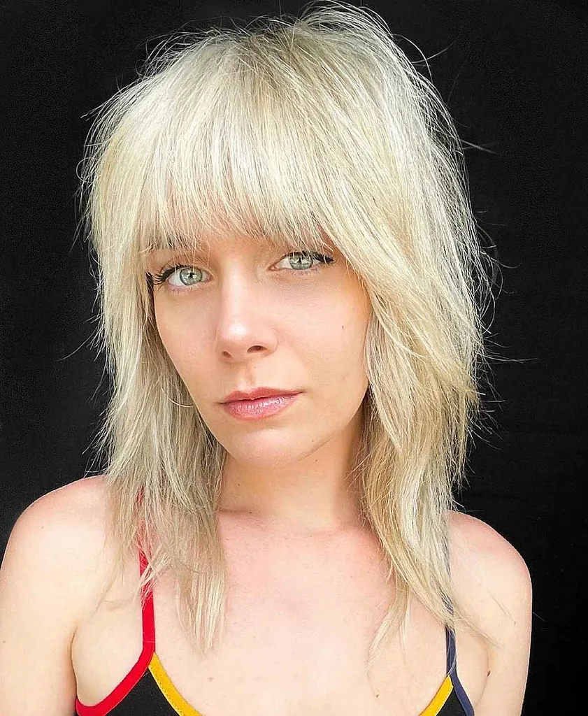 ストレートヘアのためのトレンディなウルフカット' title=