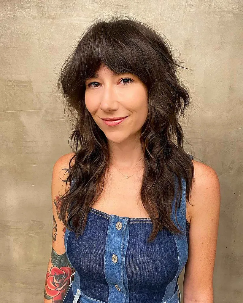 乱雑なウルフのヘアカット' title=