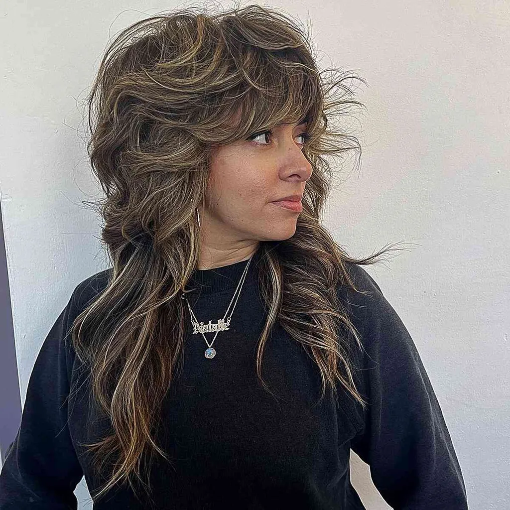 波状のロングレイヤードウルフシャグのブローアウト' title=