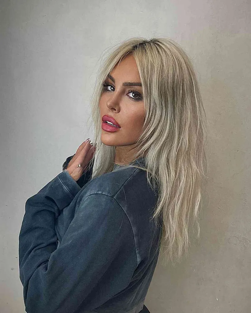 髪が長くて真ん中部分の女性向けのトレンディなレイヤードウルフカット' title=