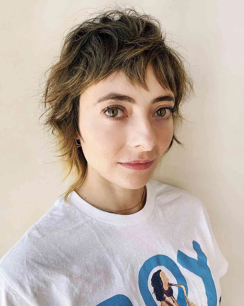 Coupe de cheveux mixie défaite Wolf Cut' title=