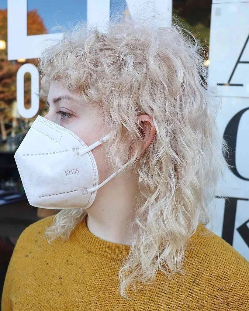 Mulet coupe loup mi-long avec boucles lâches' title=