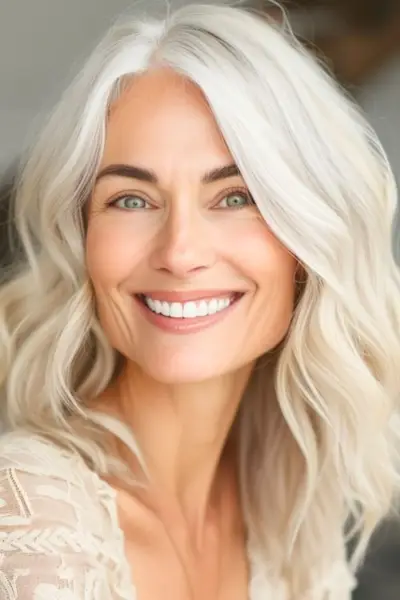 40歳を超えた美しい女性の柔らかな白い庇。