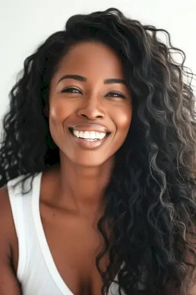 長いカールを持つ 40 代の美しい黒人女性。