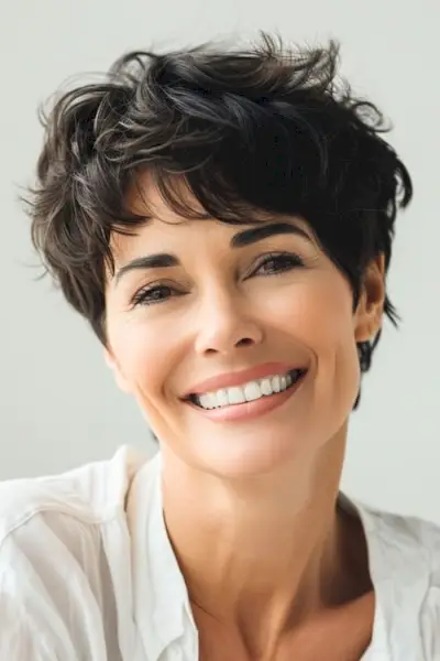 40代の笑顔の女性に前髪のあるピクシー。