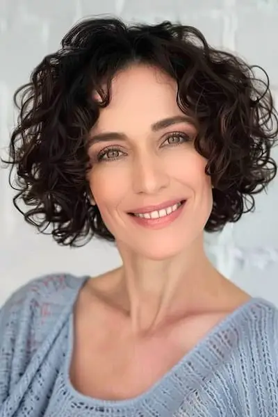 나이든 여성을 위한 짧은 컬 헤어스타일.