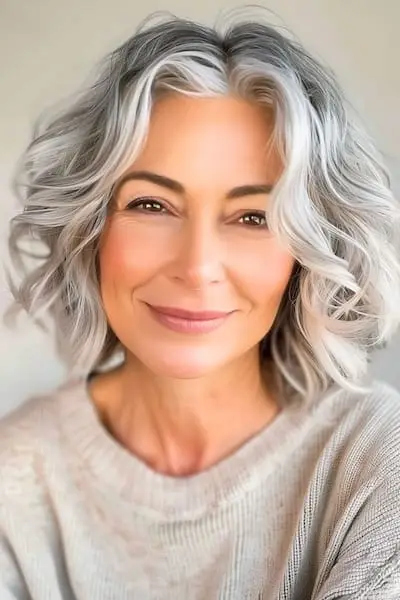 나이든 여성을 위한 물결 모양의 밥 헤어스타일.