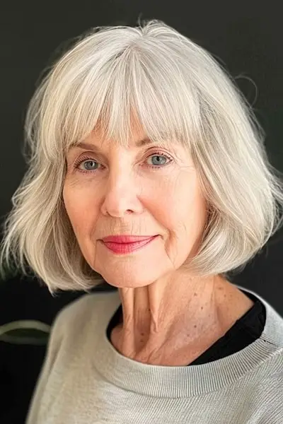 나이든 여성을 위한 앞머리 헤어스타일이 있는 밥.