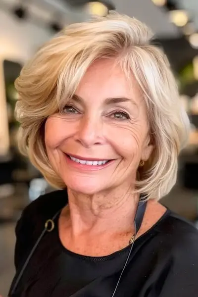 나이든 여성을 위한 옆머리 헤어스타일이 있는 깃털 달린 밥.