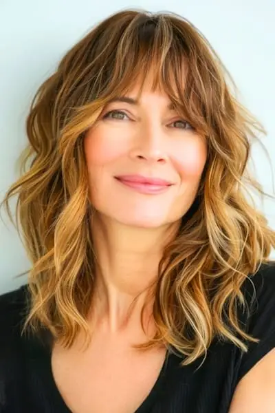 나이든 여성을 위한 헝클어진 물결 모양의 로브(긴 밥) 헤어스타일.