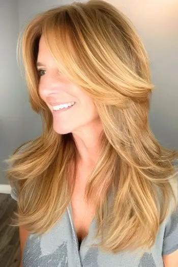 Lange, hakkende lag frisure til kvinder over 50 med fint hår.