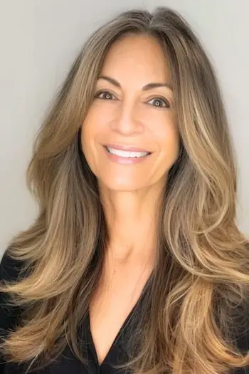 Lange lag med highlights frisure til kvinder over 50 år med fint hår.