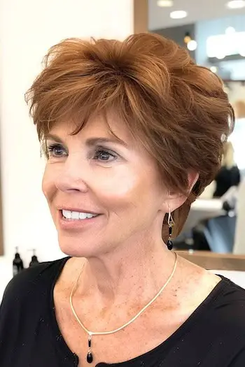 Layered Pixie-frisure til kvinder over 50 med fint hår.