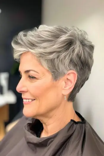 Tekstureret nissefrisure til kvinder over 50 med fint hår.