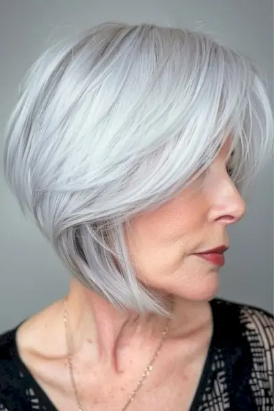 60세 이상 여성을 위한 인버티드 실버 보브 헤어스타일.