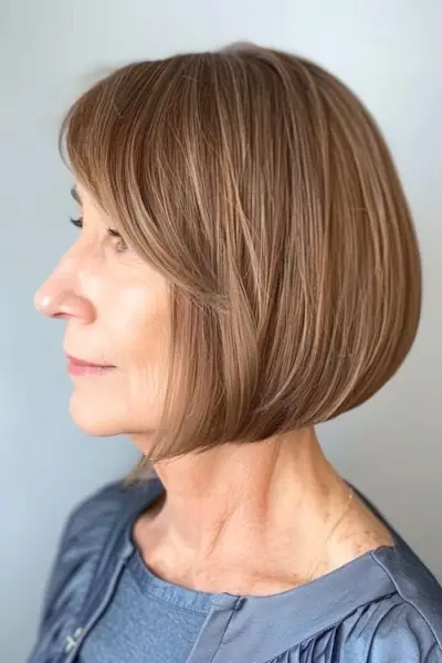 60세 이상 여성을 위한 앞머리가 있는 클래식 보브 헤어스타일입니다.