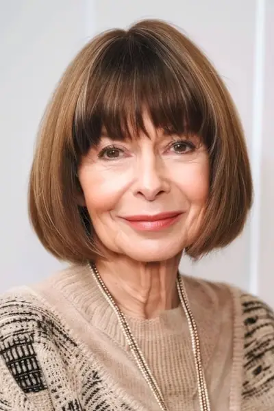 60대 여성의 프린지 헤어스타일에 둥근 초콜릿 브라운 밥.