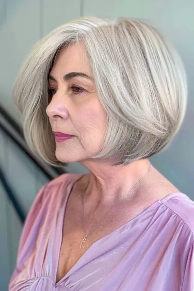 60대 여성을 위한 둥근 보브 헤어스타일입니다.