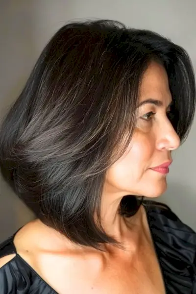 60대 여성을 위한 긴 각진 다크 브라운 블랙 보브 헤어스타일입니다.