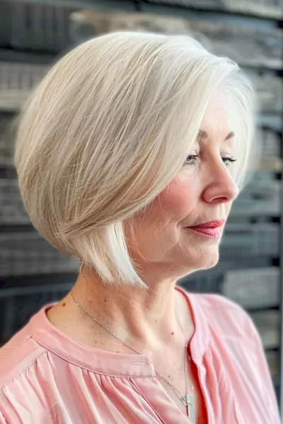 60세 이상 여성을 위한 실버 보브 스택 헤어스타일입니다.